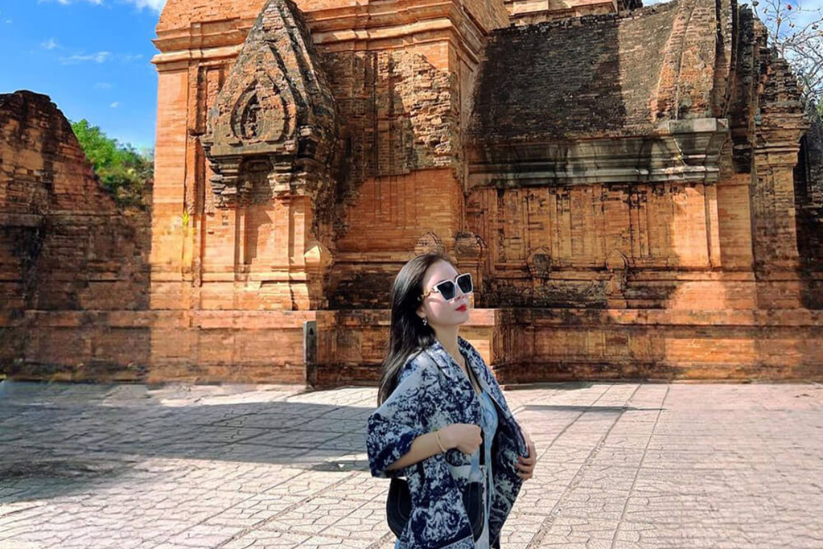 Tourists walking through Ponagar Towers site under sunny weather